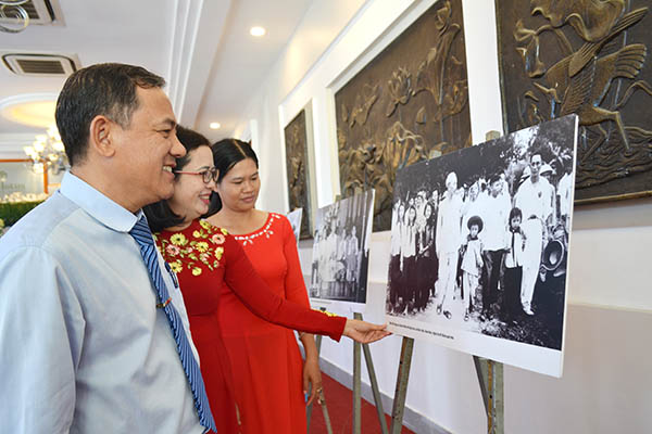 Các đại biểu xem triển lãm về cuộc đời và sự nghiệp của Chủ tịch Hồ Chí Minh.