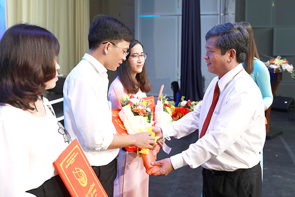 Nhà báo Nguyễn Tôn Hoàn, Tổng biên tập Báo Đồng Nai, Chủ tịch Hội Nhà báo Đồng Nai trao Giải Báo chí Ngòi viết vàng cho các tác giả đoạt giải năm 2018
