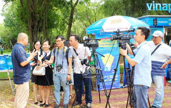 Các nhà báo tác nghiệp tại chương trình Tết Lao động diễn ra ngày 11-5 tại Khu du lịch Bửu Long (TP.Biên Hòa)