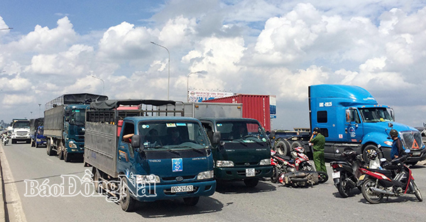 Một vụ tai nạn giao thông do va chạm giữa xe máy và xe tải trên quốc lộ 1, đoạn qua cầu Đồng Nai (TP.Biên Hòa) ngày 18-6. Ảnh: D.NGỌC