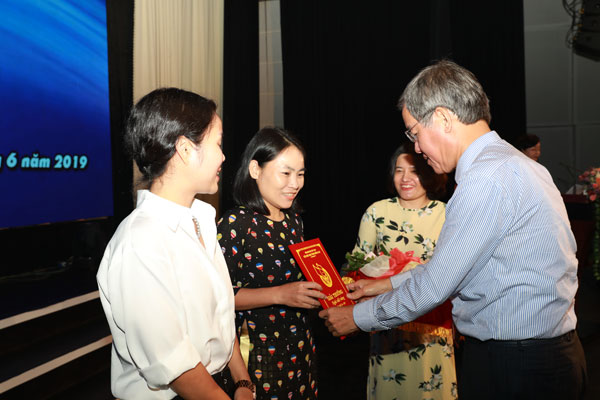 Phó bí thư Tỉnh ủy, Chủ tịch UBND tỉnh Đinh Quốc Thái trao giải nhất Giải báo chí Ngòi viết vàng Đồng Nai cho nhóm tác giả của Báo Đồng Nai