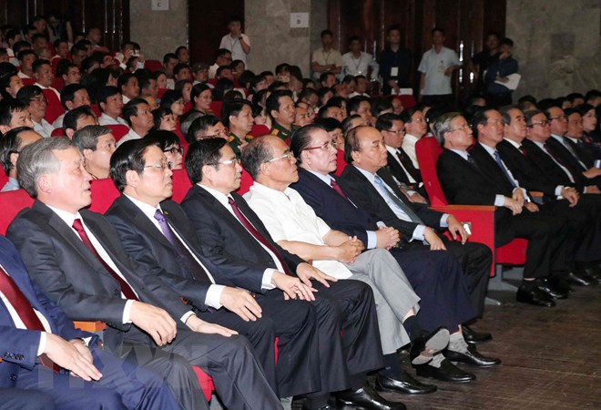 Thủ tướng Nguyễn Xuân Phúc cùng các đại biểu dự Lễ trao Giải Báo chí Quốc gia lần thứ XIII, năm 2018. (Ảnh: Văn Điệp/TTXVN)