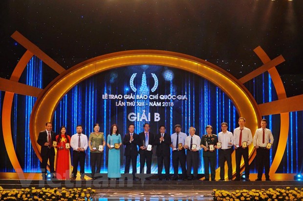 Các tác giả, đại diện nhóm tác giả nhận giải B Giải Báo chí Quốc gia lần thứ 13. (Ảnh: Minh Hiếu/Vietnam+)