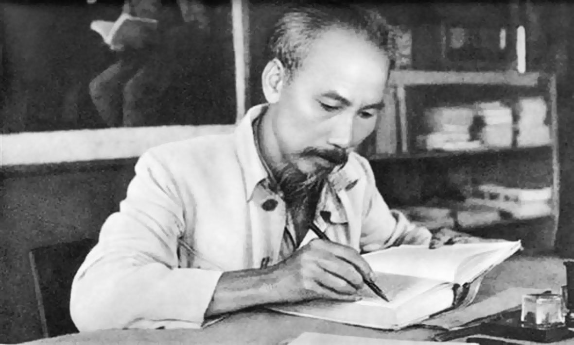 Chủ tịch Hồ Chí Minh viết Di chúc. Ảnh: T.L