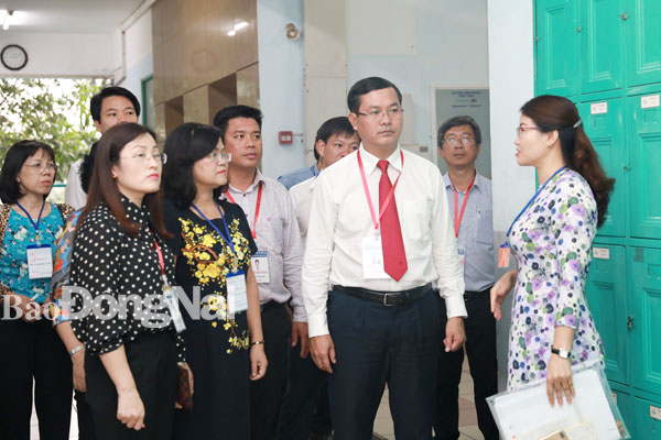Thứ trưởng Bộ GD-ĐT Nguyễn Văn Phúc (áo trắng) kiểm tra thực tế tại Hội đồng thi  Trường TH-THCS-THPT Lê Quý Đôn (TP.Biên Hòa) chiều 24-6 Ảnh: Huy Anh
