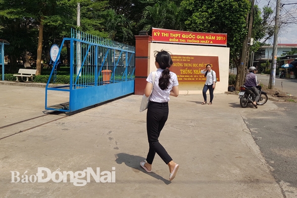 Thí sinh Trường THPT Thống Nhất A (huyện Trảng Bom) đến điểm thi khi trống hiệu vào phòng thi đã bắt đầu (Ảnh: Minh Lâm)