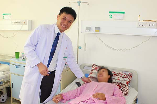 ThS.BS- Trần Trung Kiên thăm khám và dặn dò bệnh nhân H. sau cuộc mổ.