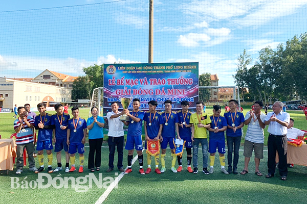 Ban tổ chức trao cúp vô địch giải đấu cho đội bóng đến từ Công đoàn cơ sở Công ty TNHH Shinwon Ebenezer Sài Gòn