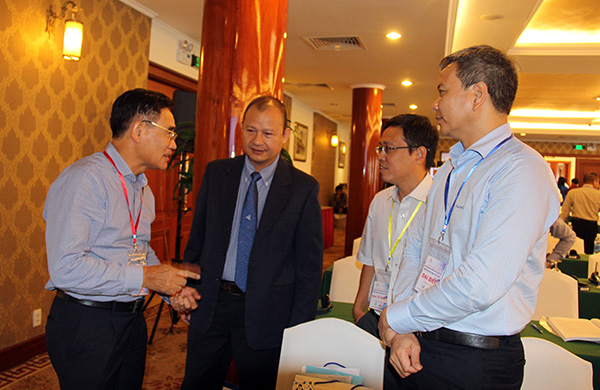 Phó chủ tịch UBND tỉnh Trần Văn Vĩnh trao đổi với nhà khoa học về quy hoạch giao thông ở Đồng Nai bên lề hội thảo.
