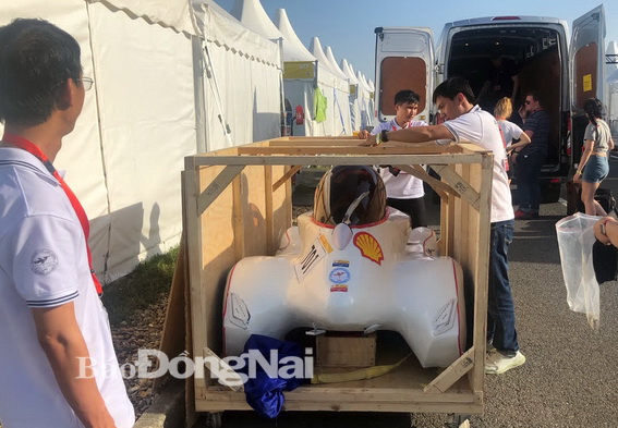 Đội tuyển Trường đại học Lạc Hồng lấy xe ra khỏi thùng được gửi từ Việt Nam sang bằng đường không chuẩn bị cho cuộc thi