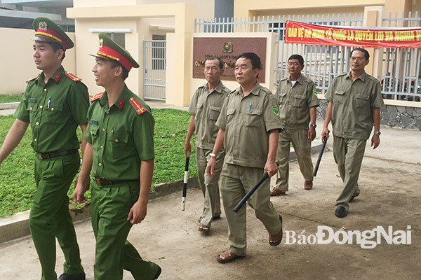 Lực lượng công an và bảo vệ dân phố thị trấn Định Quán (huyện Định Quán) xuất phát tuần tra trên địa bàn