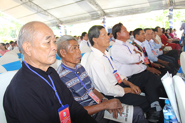 Đông đảo người dân địa phương đến tham dự Lễ công bố thành lập thị trấn Dầu Giây. 