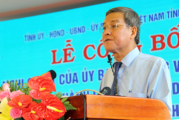 Chủ tịch UBND tỉnh Đinh Quốc Thái phát biểu tại buổi lễ. 
