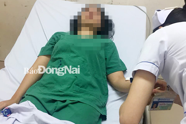 Bác sĩ Nguyễn Lan Hương bị người nhà bệnh nhân đánh gây chấn thương vùng hàm mặt và mắt trái