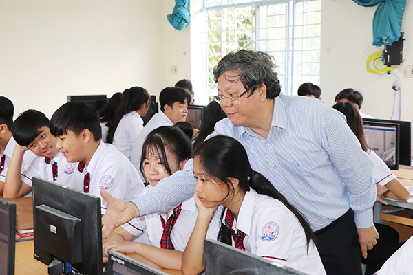 Các thí sinh Trường THPT Thống Nhất (huyện Thống Nhất) tham gia cuộc thi tại phòng máy trường.