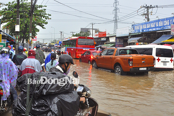 Đường Bùi Văn Hòa (đoạn qua khu vực Cổng 11) ngập nước gây ách tắc giao thông sau cơn mưa lớn ngày 25-6