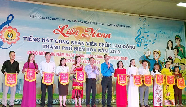Các đội thi tham gia Liên hoan tiếng hát công nhân viên chức lao động TP.Biên Hòa năm 2019. 