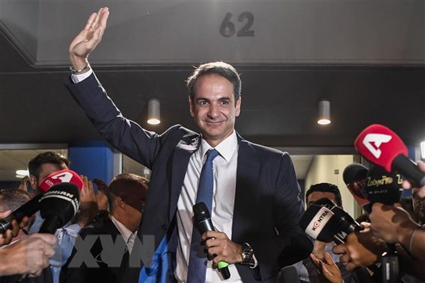 Lãnh đạo đảng Dân Chủ mới của Hy Lạp Kyriakos Mitsotakis bên những người ủng hộ tại Athens sau khi kết quả tổng tuyển cử được công bố ngày 7-7-2019. (Ảnh: AFP/TTXVN)