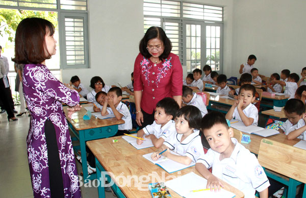 Phó chủ tịch UBND tỉnh Nguyễn Hòa Hiệp thăm Trường tiểu học Trảng Dài 2, một trong những “điểm nóng” về quá tải trường lớp năm học 2018-2019 tại TP.Biên Hòa  Ảnh: C.NGHĨA