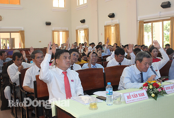 Các đại biểu đưa tay biểu quyết thông qua nội dung bầu qua bổ sung Ủy viên UBND thành phố