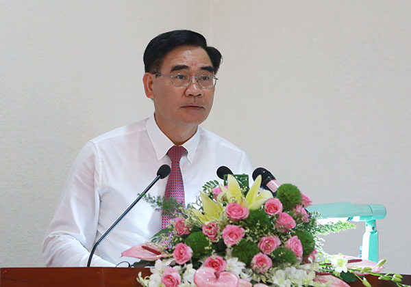 Phó chủ tịch UBND tỉnh Trần Văn Vĩnh trình bày báo cáo tỉnh hình kinh tế - xã hội, an ninh quốc phòng 6 tháng đầu năm và phương hướng nhiệm vụ 6 tháng cuối năm
