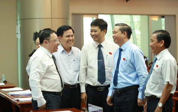 Phó chủ tịch HĐND tỉnh Phạm Ngọc Tuấn (thứ hai từ phải qua) trao đổi với các đại biểu bên lề kỳ họp thứ 10 HĐND tỉnh (5)