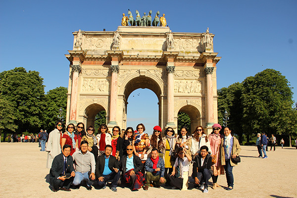 Đoàn du khách của Việt Nam chụp hình tại Khải Hoàn Môn