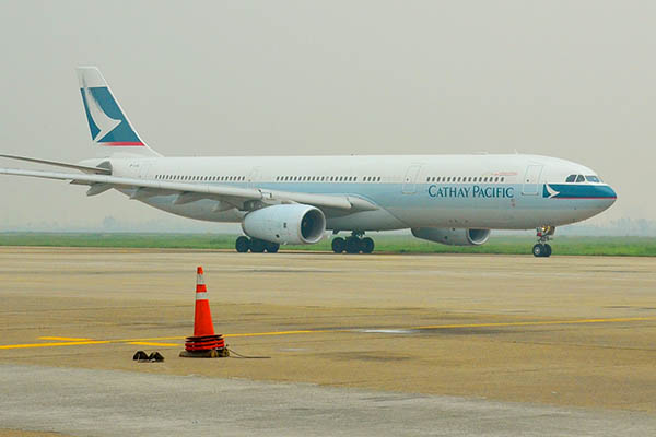 Một máy bay của hãng hàng không Cathay Pacific bị kẹt đường băng tại sân bay Tân Sơn Nhất phải chờ đến lượt cất cánh 