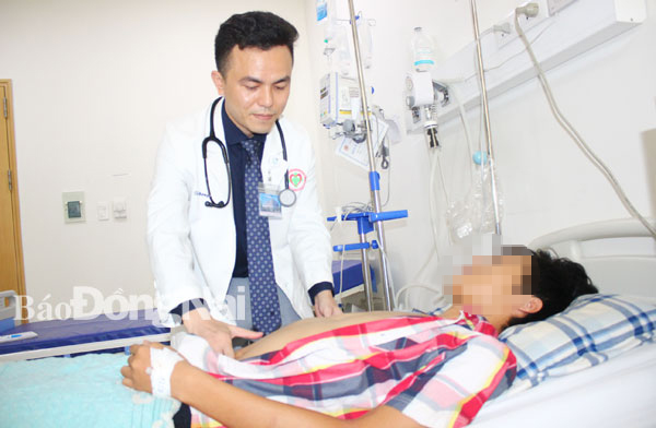 Bệnh nhân L.T.S. (15 tuổi, ngụ phường Phước Tân, TP.Biên Hòa) bị sốc sốt xuất huyết đang được bác sĩ chỉ định truyền dịch cao phân tử tại Bệnh viện đại học y dược Shingmark. Ảnh: H.DUNG