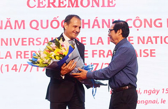 Phó chủ tịch HĐND tỉnh Nguyễn Sơn Hùng tặng hoa cho Ngài Vincent Floreani, Tổng Lãnh sự Cộng hòa Pháp tại TP.Hồ Chí Minh