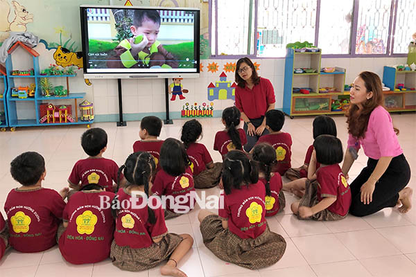 Giáo viên mầm non tham dự hội thi sáng tạo dạy học trên màn hình tivi thông minh do Sở GD-ĐT tổ chức.