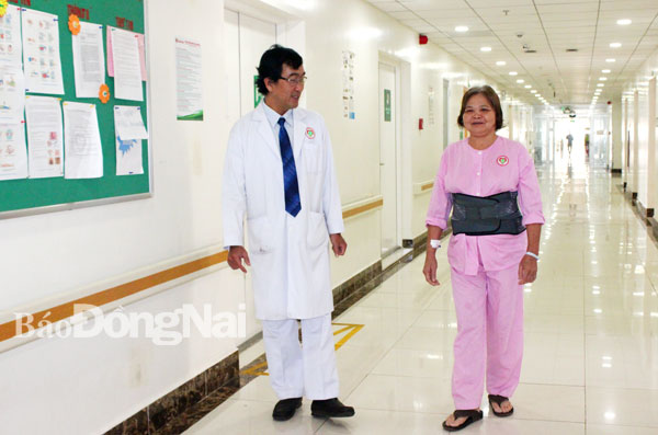 Bệnh nhân D.T.N. (57 tuổi, ngụ tỉnh Phú Yên) bị yếu liệt hai chân, không ngồi, không đi lại được đã được bác sĩ Bệnh viên đại học y dược Shingmark chữa khỏi. Ảnh: H.DUNG