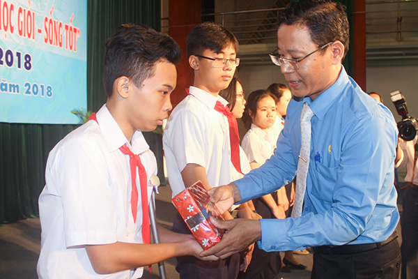 Chủ tịch Công đoàn Viên chức tỉnh Phạm Văn Chiến khen thưởng các học sinh đạt thành tích học giỏi – sống tốt năm 2018.