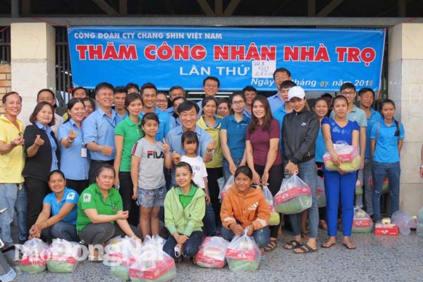 Công đoàn cơ sở Công ty TNHH Changshin Việt Nam đến tận khu nhà trọ để thăm hỏi, tặng quà cho công nhân lao động.
