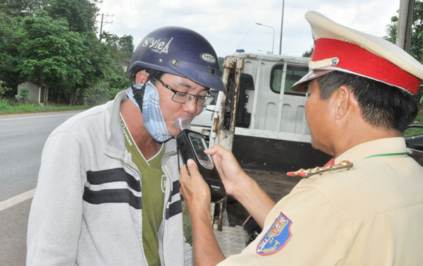 Lực lượng Cảnh sát giao thông Công an tỉnh kiểm tra nồng độ cồn người điều khiển phương tiện tham gia giao thông trên quốc lộ 20 đoạn qua huyện Định Quán. Ảnh: T.Hải
