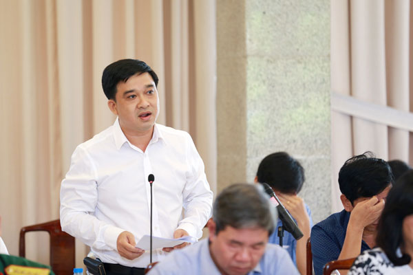 Giám đốc Sở Kế hoạch - đầu tư Hồ Văn Hà báo cáo về tình hình kinh tế của tỉnh tại hội nghị. Ảnh: Huy Anh