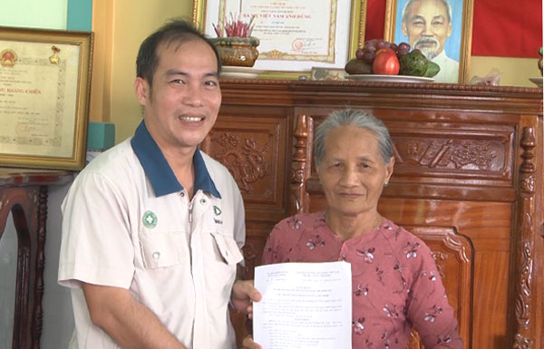 Đai diện công ty Taek Wang Vina trao quyết định tặng nhà chữ thập đỏ cho bà Phạm Thị Xuân , xã Lang Minh