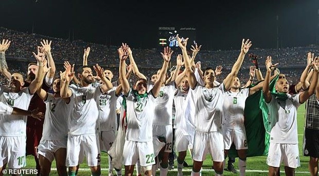  Niềm vui của các cầu thủ Algeria.