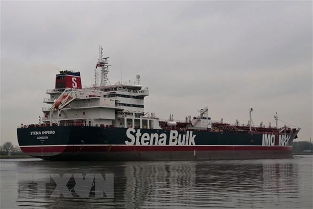 Tàu Stena Impero, treo cờ Anh đi qua vùng biển ngoài khơi thành phố Amsterdam, Hà Lan ngày 26-12-2018. (Ảnh: AFP/TTXVN)