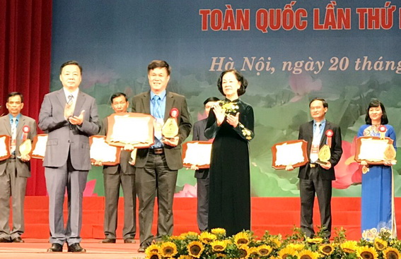 Ông Đặng Tuấn Tú, Chủ tịch Công đoàn cơ sở Công ty TNHH Changshin Việt Nam vinh dự được nhận giải thưởng Nguyễn Văn Linh. (ảnh: CTV)