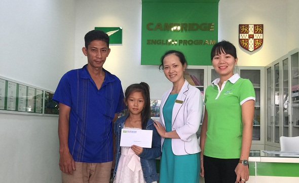 Trung tâm Ngoại ngữ Biên Hòa đã trao 5 triêu đồng cho gia đình ông Tuấn.