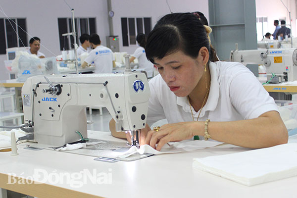 Sản xuất tại Công ty TNHH Shenghong Precision Việt Nam ở Khu công nghiệp Nhơn Trạch 3 (huyện Nhơn Trạch). Ảnh: H.Giang