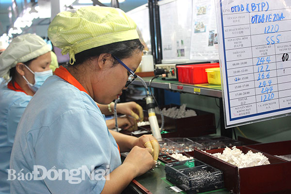Sản xuất linh kiện điện tử xuất khẩu tại Công ty TNHH Kyokuto Việt Nam ( khu công nghiệp Nhơn Trạch 3)