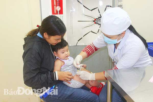 Trẻ em được tiêm chủng tại Trung tâm kiếm soát bệnh tật tỉnh