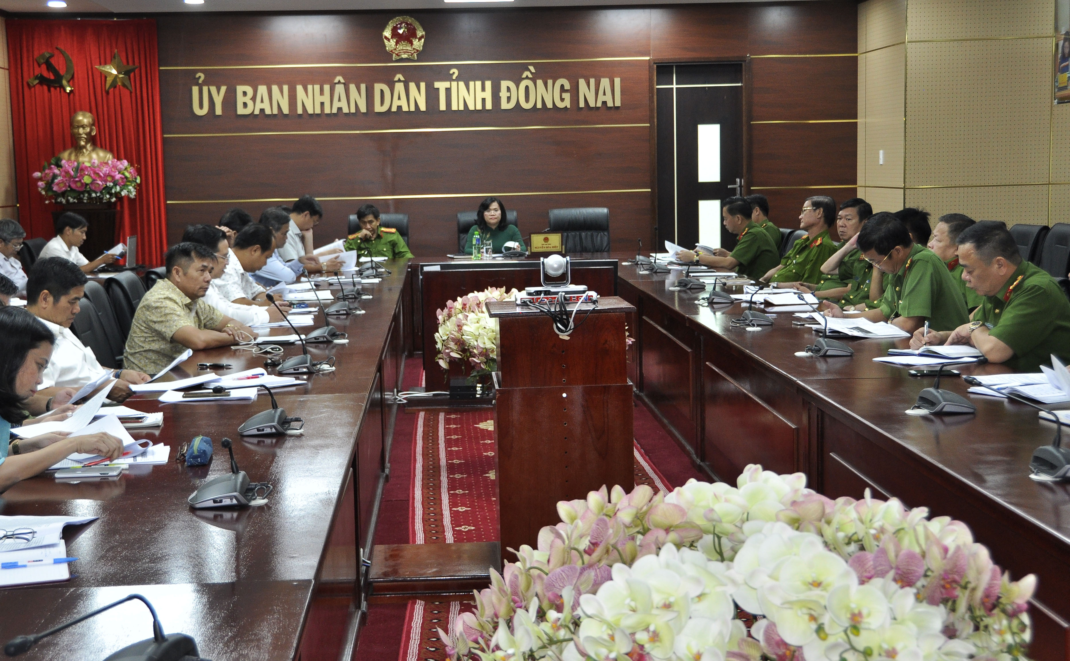 Quang cảnh hội nghị trực tuyến về an toàn giao thông tại Đồng Nai, Phó chủ tịch UBND tỉnh Nguyễn Hòa Hiệp tham dự.
