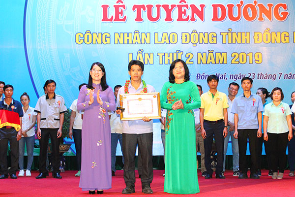 Phó chủ tịch UBND tỉnh Nguyễn Hòa Hiệp và Chủ tịch Liên đoàn Lao động tỉnh Nguyễn Thị Như Ý trao bằng khen và biểu trưng cho các công nhân tiêu biểu.