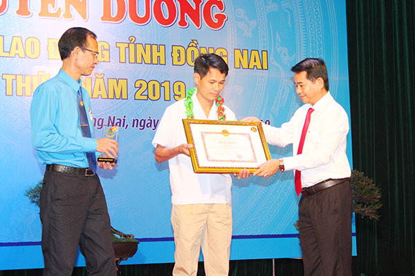Trưởng Ban Tuyên giáo Tỉnh ủy Thái Bảo tặng bằng khen cho các cá nhân