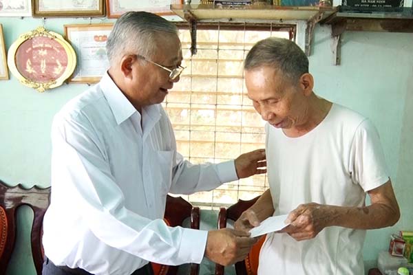Chủ tịch UBND huyện Thống Nhất Nguyễn Văn Quang tặng quà cho gia đình thân nhân liệt sĩ