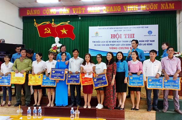 Liên đoàn Lao động huyện Tân Phú trao tặng các giải nhất, nhì, ba, khuyến khích cho các đội tham gia chung kết Hội thi Tìm hiểu lịch sử 90 năm Công đoàn Việt Nam và các văn bản pháp luật liên quan đến người lao động.