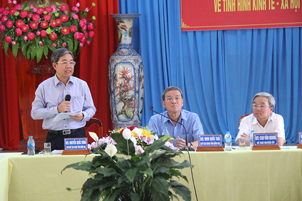 Phó chủ tịch UBND tỉnh Nguyễn Quốc Hùng phát biểu tại buổi làm việc.